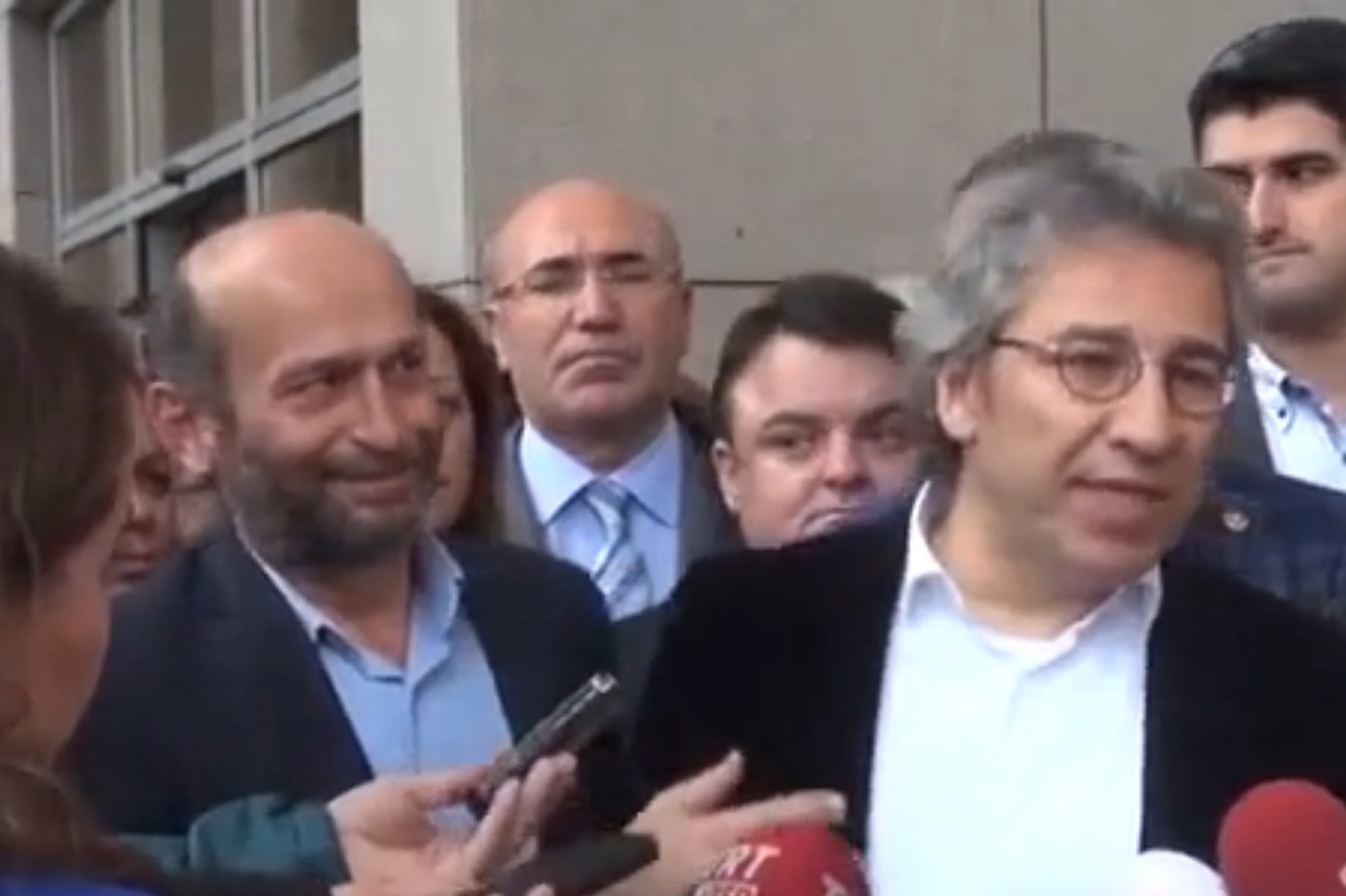 Dündar ve Erdem tahliye edildi Dündar ve Erdem tahliye edildi